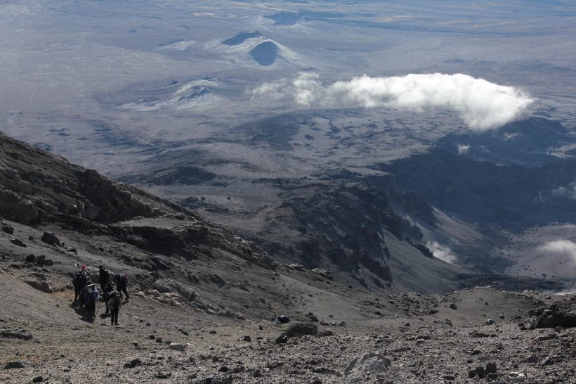 machame-route-walking-on-scree-to-the-crater-rim